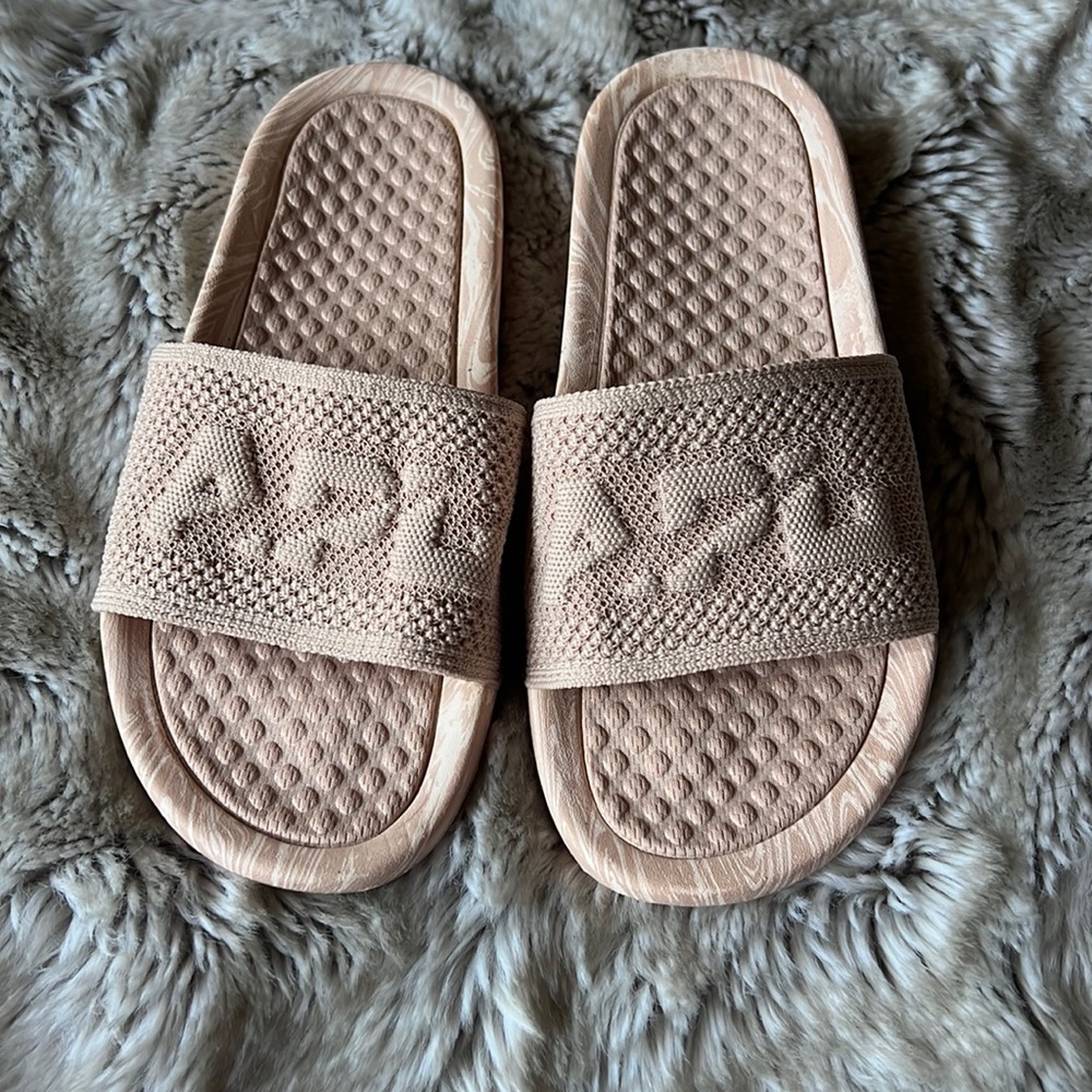 apl logo tech loom slides almond